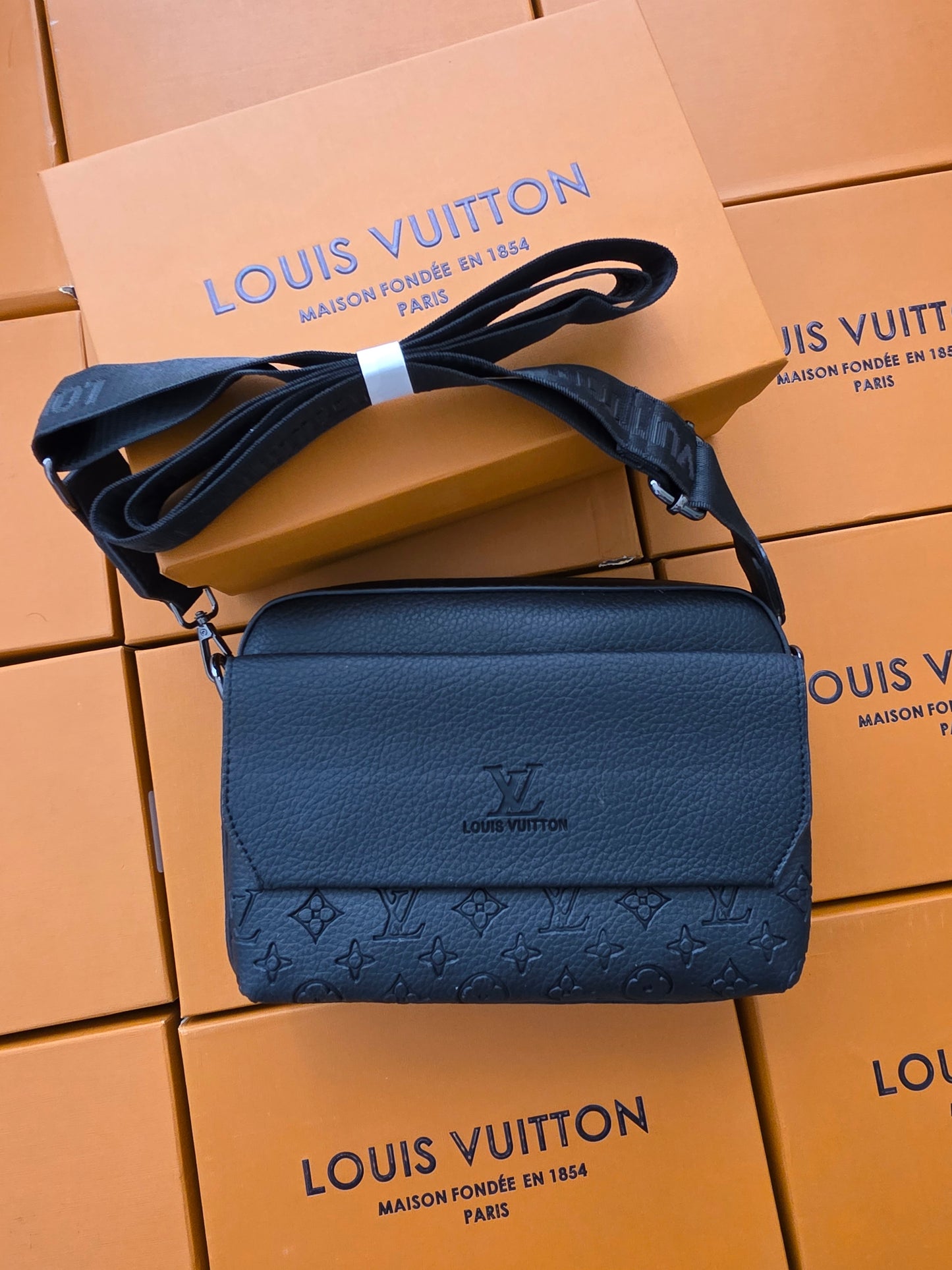 BOLSO HOMBRE - LV- M2