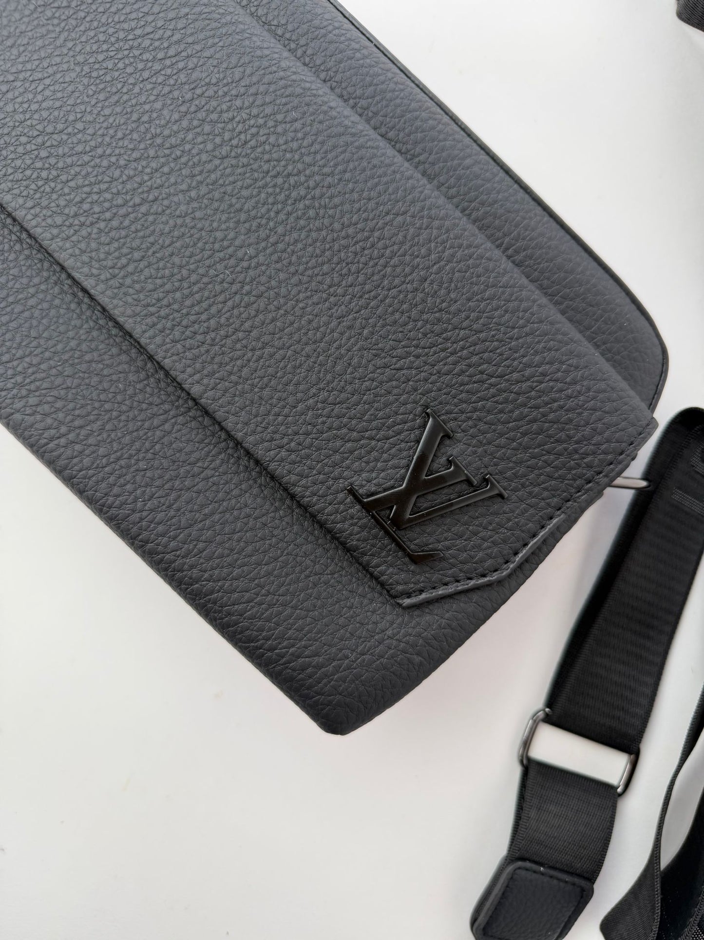BOLSO HOMBRE - LV- M1