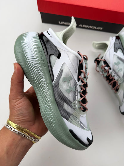 UNDER ARMOUR -ECHO SLIPSPEED- M3