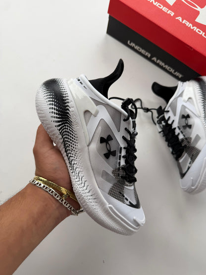 UNDER ARMOUR -ECHO SLIPSPEED- M5