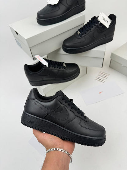 NIKE AIRFORCE 1 - NEGRAS
